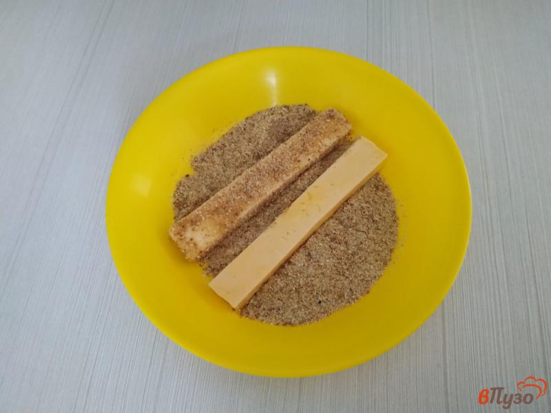 Фото приготовление рецепта: Сыр в панировочных сухарях шаг №4