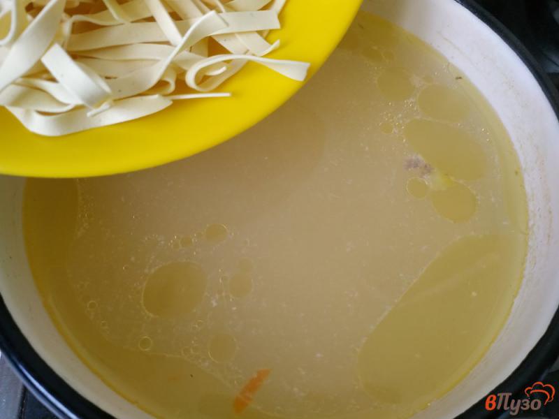 Фото приготовление рецепта: Суп с лапшой и плавленым сыром шаг №4