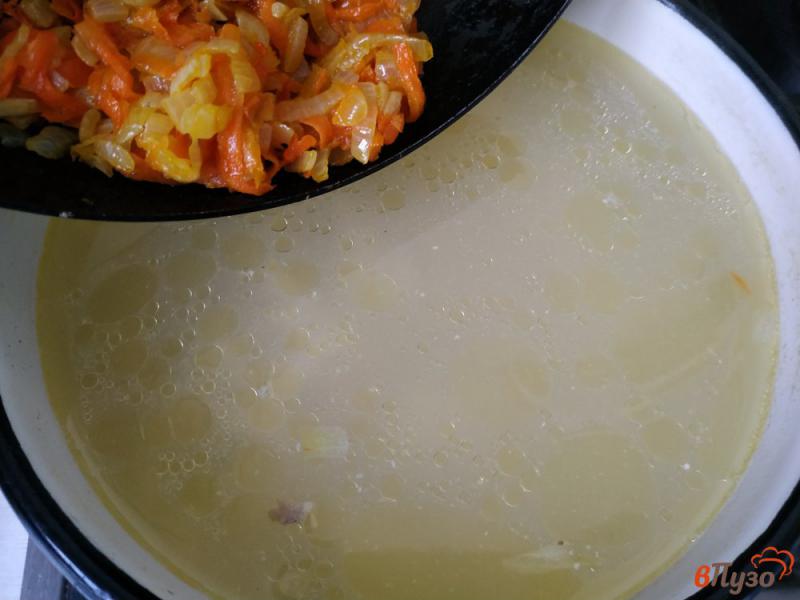 Фото приготовление рецепта: Суп с лапшой и плавленым сыром шаг №6