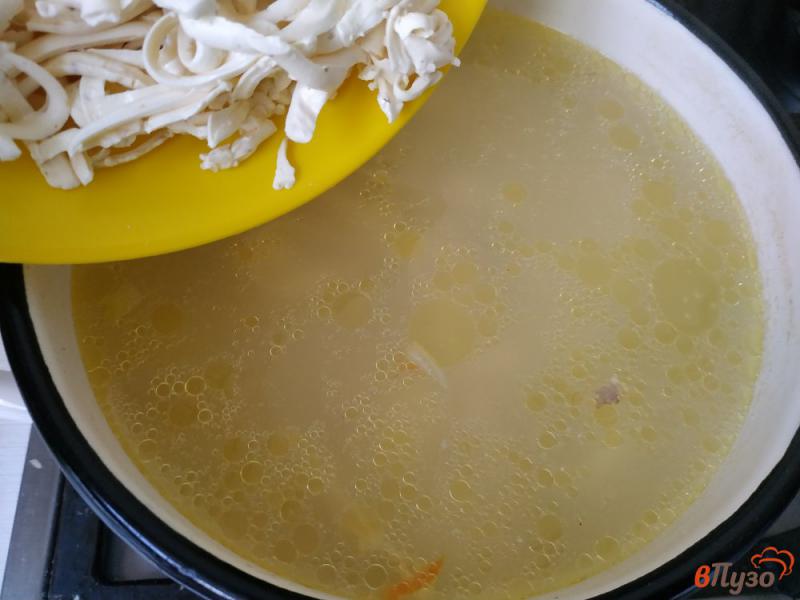 Фото приготовление рецепта: Суп с лапшой и плавленым сыром шаг №5