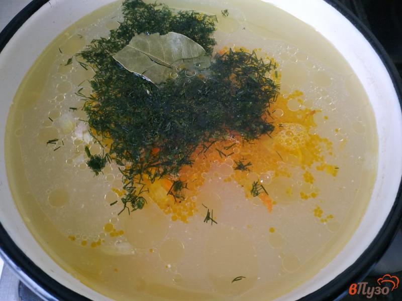 Фото приготовление рецепта: Суп с лапшой и плавленым сыром шаг №7