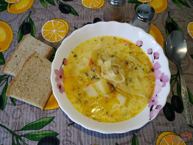 Фото приготовление рецепта: Суп с лапшой и плавленым сыром шаг №9