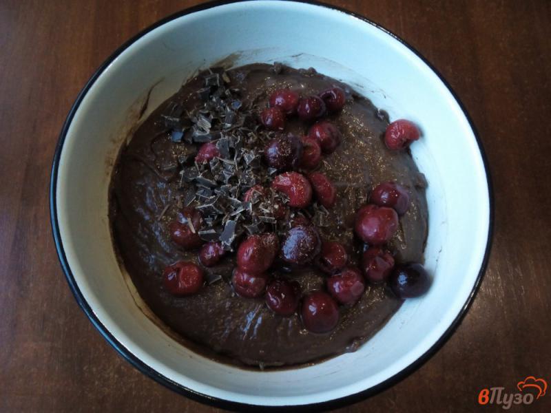 Фото приготовление рецепта: Шоколадные кексы с вишней шаг №6