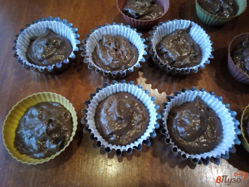 Фото приготовление рецепта: Шоколадные кексы с вишней шаг №7