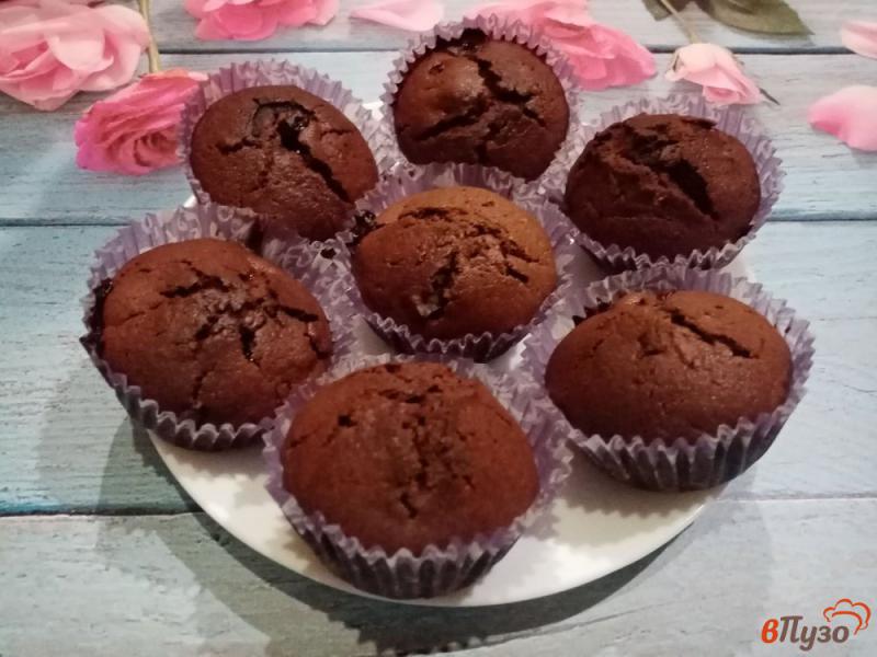Фото приготовление рецепта: Шоколадные кексы с вишней шаг №8