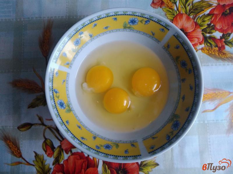 Фото приготовление рецепта: Яичный блинчик с жареной колбасой шаг №1