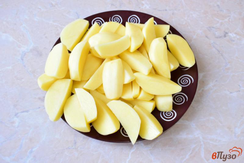 Фото приготовление рецепта: Картофель дольками на сковороде шаг №2