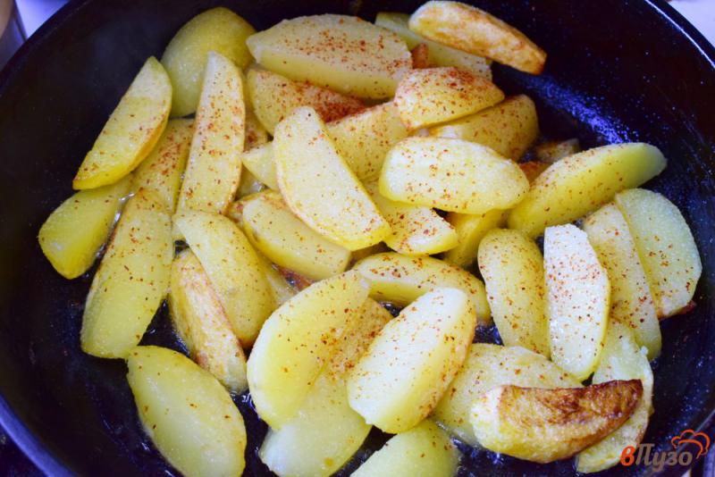 Фото приготовление рецепта: Картофель дольками на сковороде шаг №4