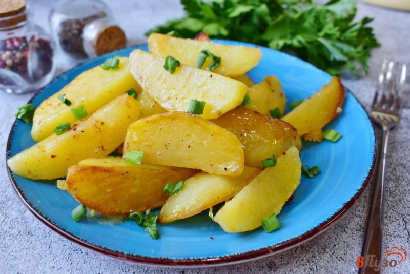 Фото приготовление рецепта: Картофель дольками на сковороде шаг №5