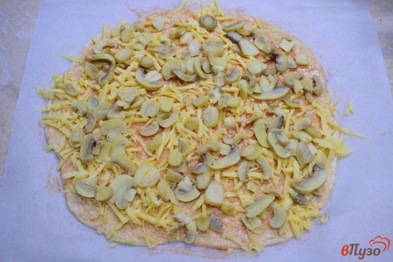 Фото приготовление рецепта: Пицца с грибами, болгарским перцем и помидорами шаг №2