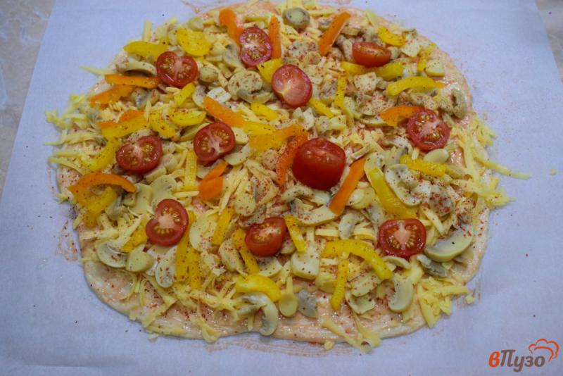 Фото приготовление рецепта: Пицца с грибами, болгарским перцем и помидорами шаг №3