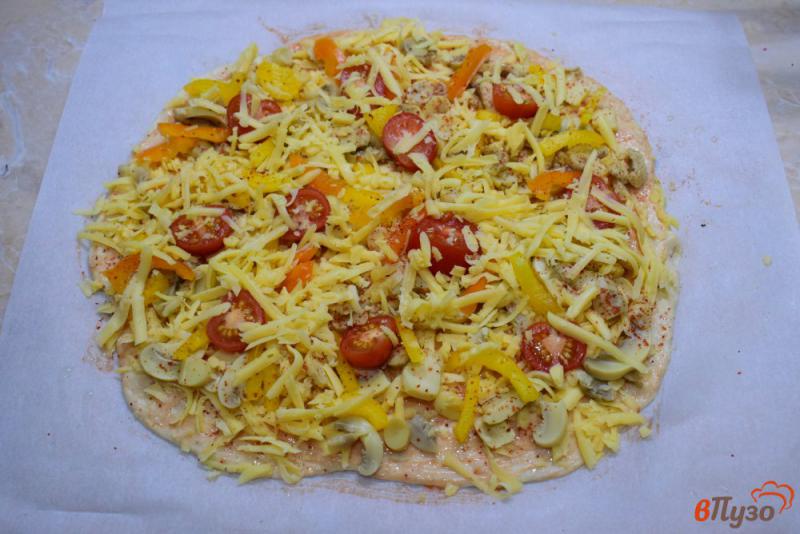 Фото приготовление рецепта: Пицца с грибами, болгарским перцем и помидорами шаг №4