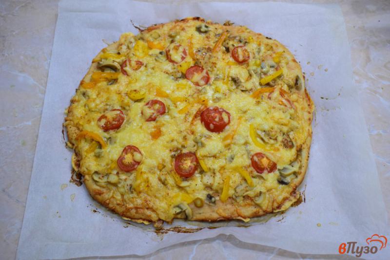 Фото приготовление рецепта: Пицца с грибами, болгарским перцем и помидорами шаг №5