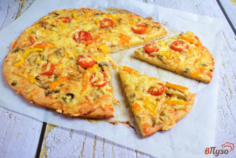 Фото приготовление рецепта: Пицца с грибами, болгарским перцем и помидорами шаг №6