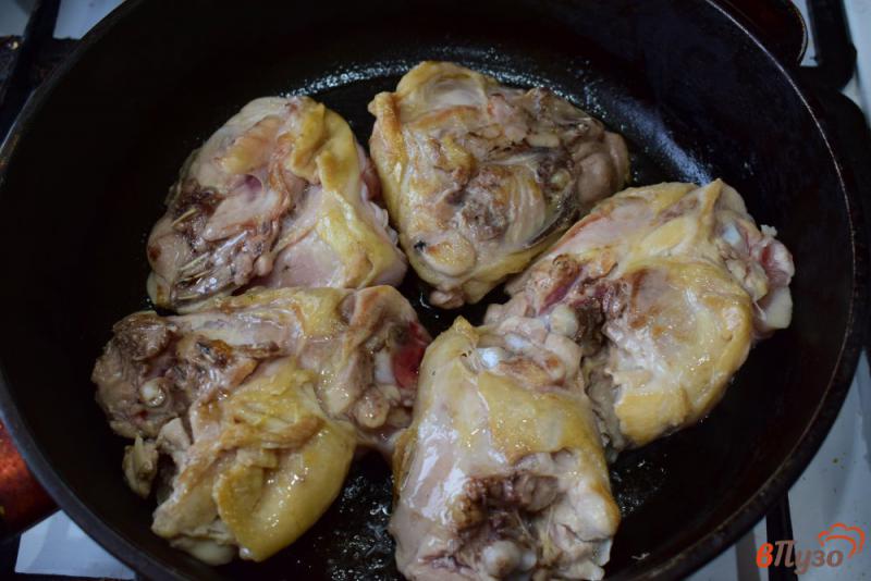 Фото приготовление рецепта: Куриные бедра в сметане с грибами шаг №1
