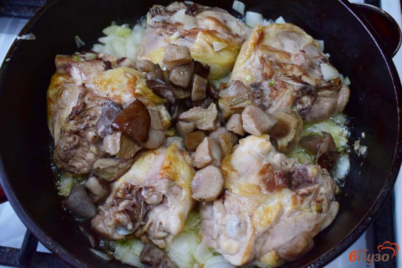 Фото приготовление рецепта: Куриные бедра в сметане с грибами шаг №3