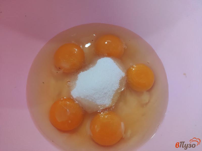 Фото приготовление рецепта: Сладкий омлет со сливками в духовке шаг №1