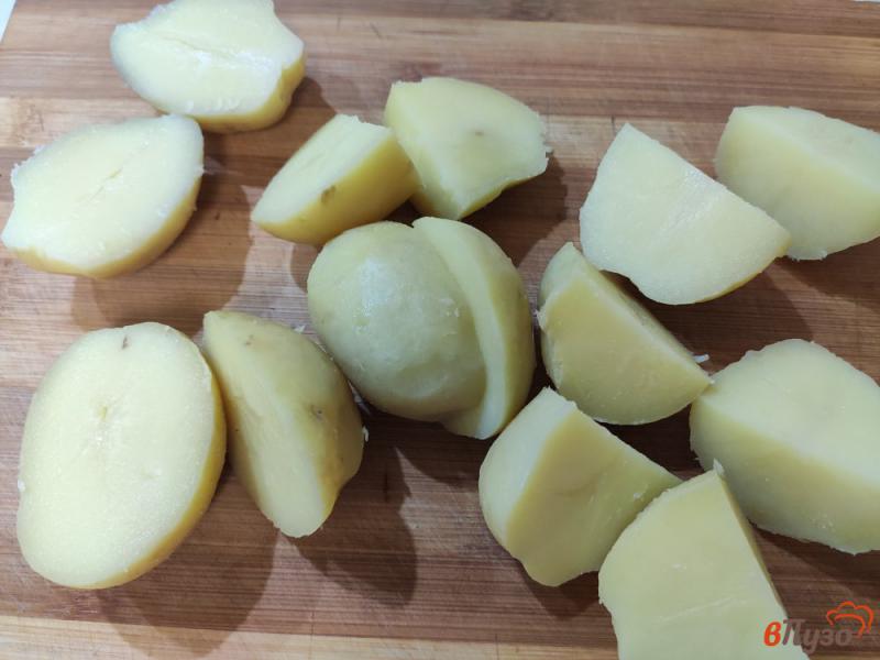 Фото приготовление рецепта: Картофель с приправами и чесноком на сковороде шаг №2