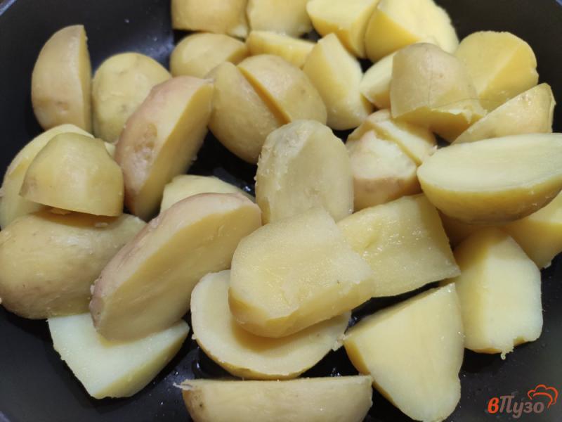 Фото приготовление рецепта: Картофель с приправами и чесноком на сковороде шаг №3