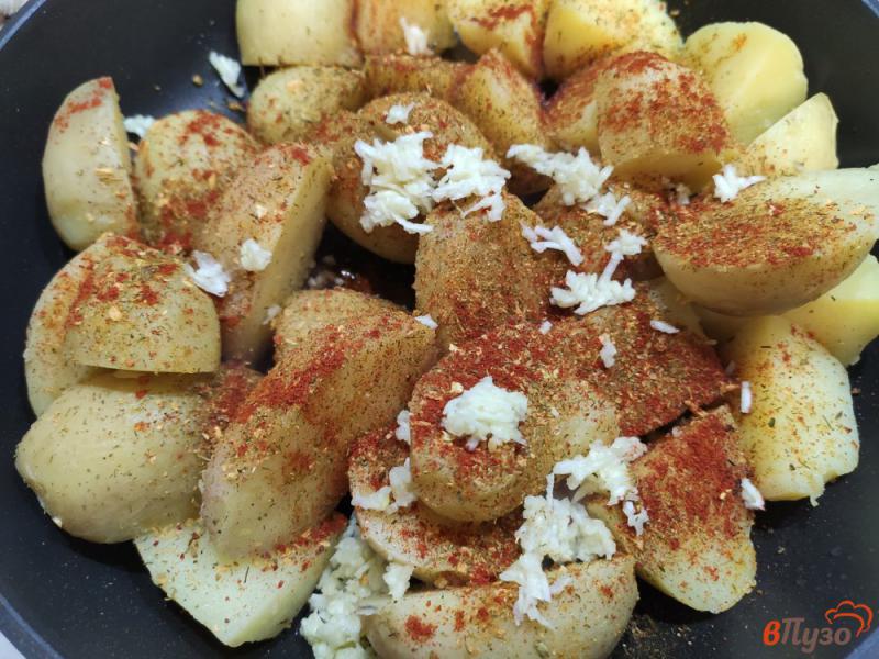 Фото приготовление рецепта: Картофель с приправами и чесноком на сковороде шаг №4