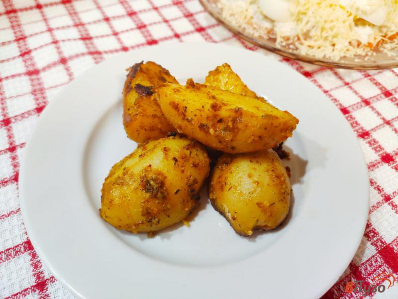 Фото приготовление рецепта: Картофель с приправами и чесноком на сковороде шаг №6