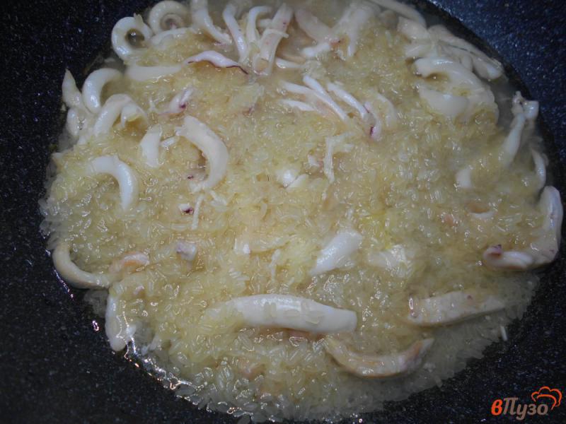 Фото приготовление рецепта: Рис с кальмарами шаг №2