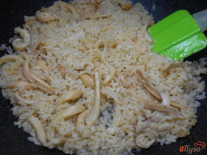 Фото приготовление рецепта: Рис с кальмарами шаг №3