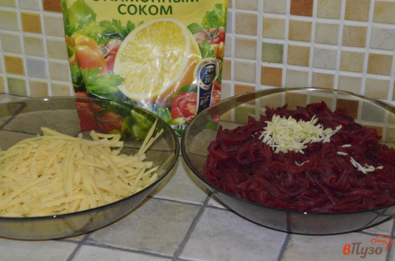 Фото приготовление рецепта: Свекольный салат с чесноком и сыром шаг №1