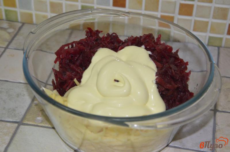Фото приготовление рецепта: Свекольный салат с чесноком и сыром шаг №2