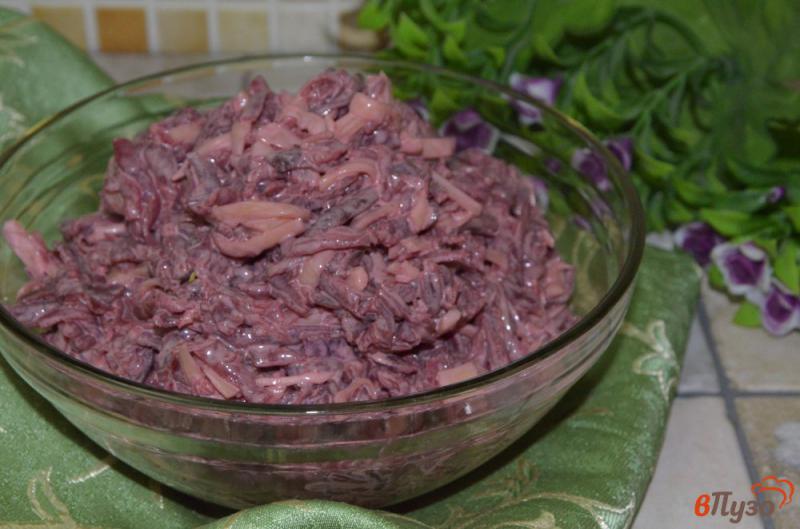 Фото приготовление рецепта: Свекольный салат с чесноком и сыром шаг №4
