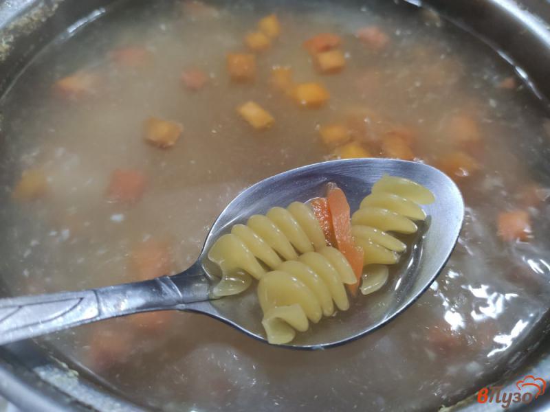 Фото приготовление рецепта: Овощной суп с макаронами и плавленным сырком шаг №4