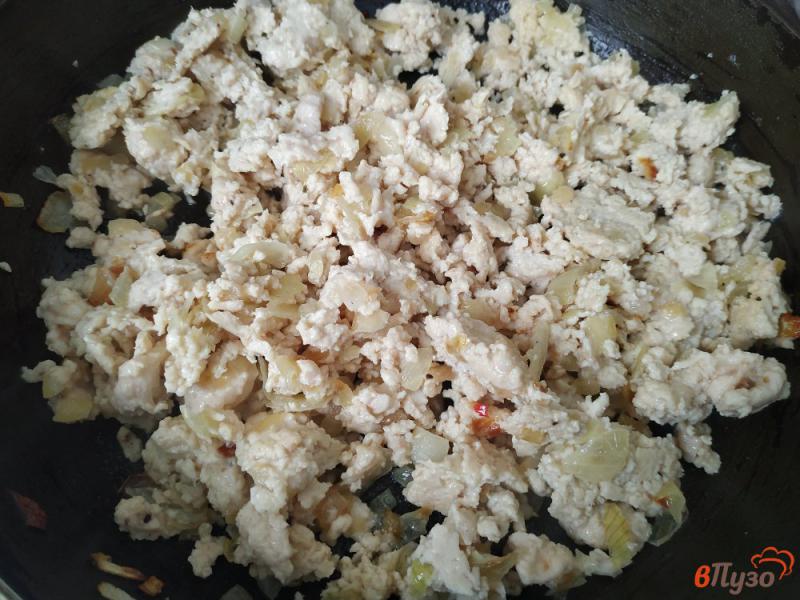Фото приготовление рецепта: Картофельная запеканка с куриным фаршем шаг №5