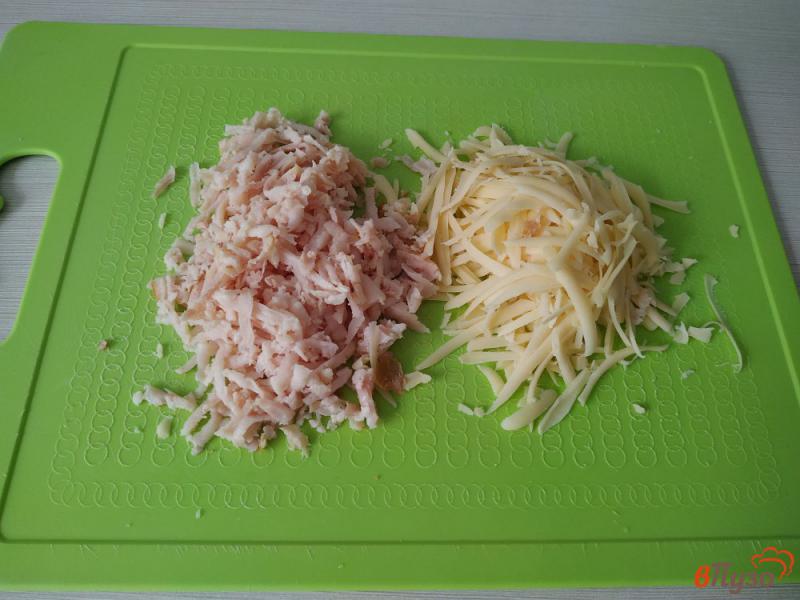 Фото приготовление рецепта: Чебуреки с ветчиной и сыром шаг №5