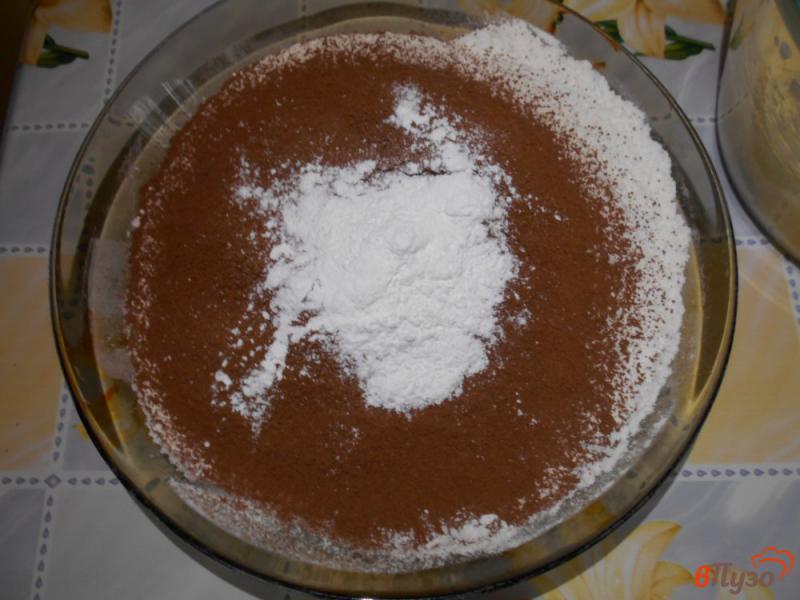 Фото приготовление рецепта: Шоколадные пирожные с ежевичной начинкой шаг №3