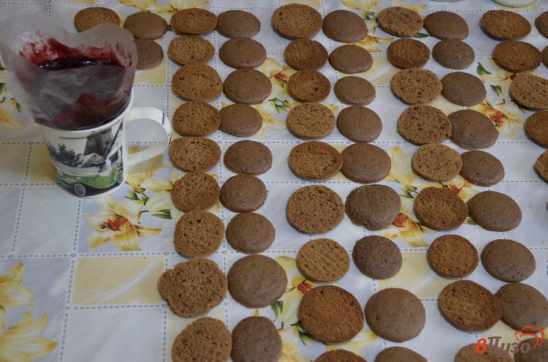 Фото приготовление рецепта: Шоколадные пирожные с ежевичной начинкой шаг №12