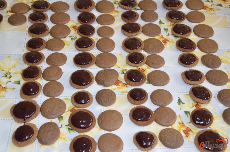 Фото приготовление рецепта: Шоколадные пирожные с ежевичной начинкой шаг №13