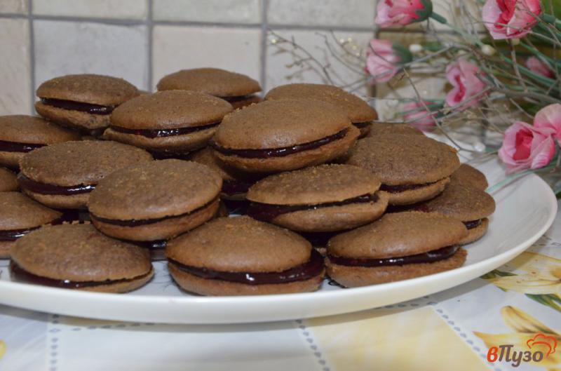Фото приготовление рецепта: Шоколадные пирожные с ежевичной начинкой шаг №14