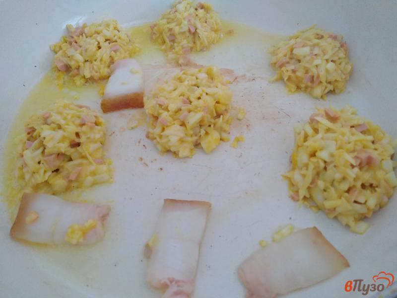 Фото приготовление рецепта: Капустные оладьи жареные на сале шаг №8