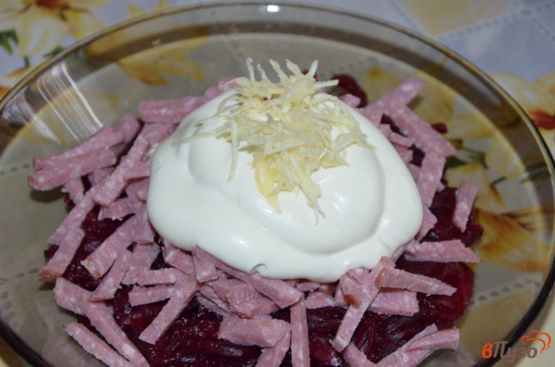 Фото приготовление рецепта: Салат свекольный с колбасой шаг №4