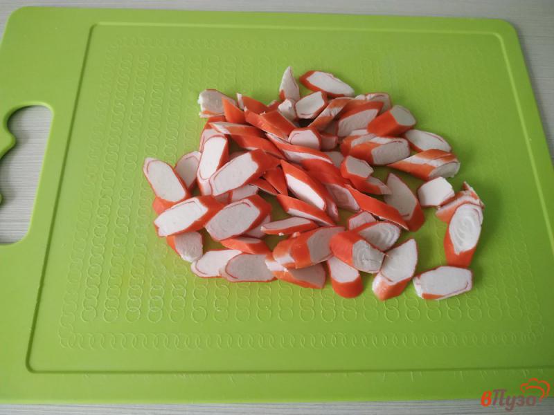 Фото приготовление рецепта: Салат из крабовых палочек и свежим огурцом шаг №1