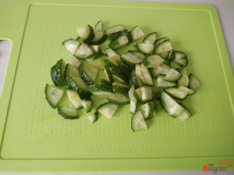 Фото приготовление рецепта: Салат из крабовых палочек и свежим огурцом шаг №2