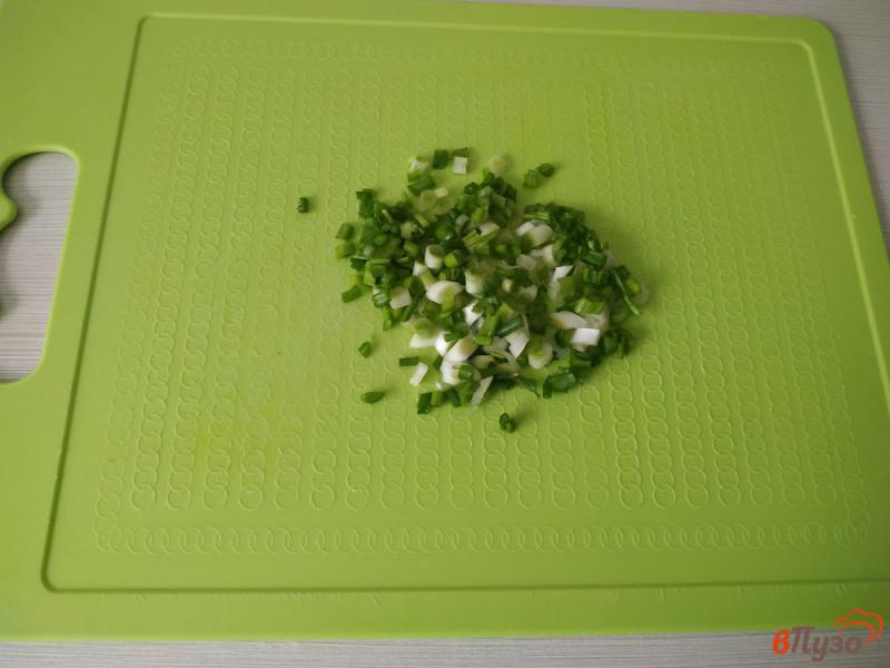 Фото приготовление рецепта: Салат из крабовых палочек и свежим огурцом шаг №4