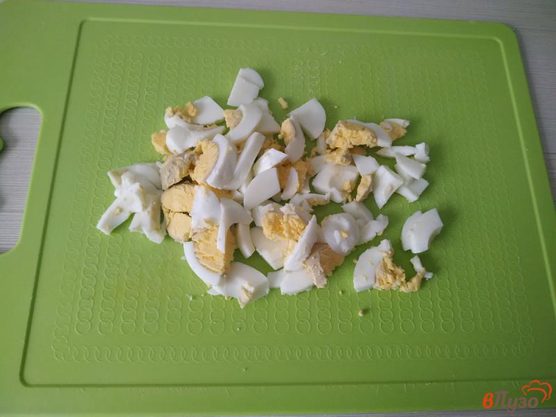 Фото приготовление рецепта: Салат из крабовых палочек и свежим огурцом шаг №3