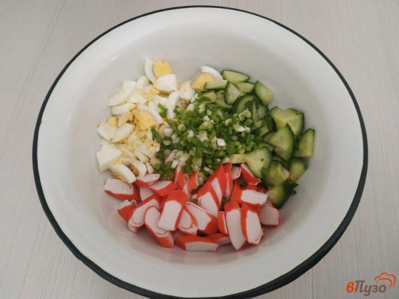 Фото приготовление рецепта: Салат из крабовых палочек и свежим огурцом шаг №5
