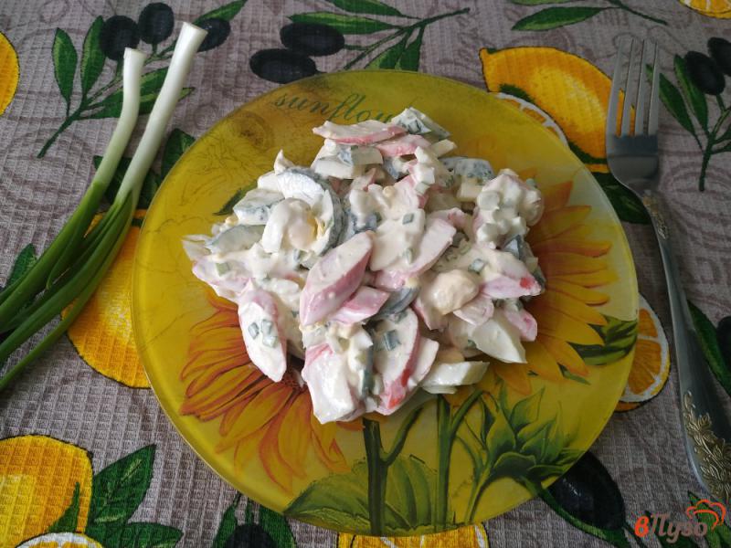 Фото приготовление рецепта: Салат из крабовых палочек и свежим огурцом шаг №7