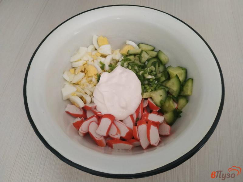 Фото приготовление рецепта: Салат из крабовых палочек и свежим огурцом шаг №6