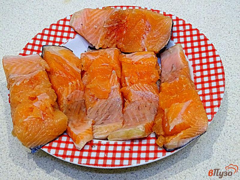 Фото приготовление рецепта: Жареный лосось на пергаменте шаг №2