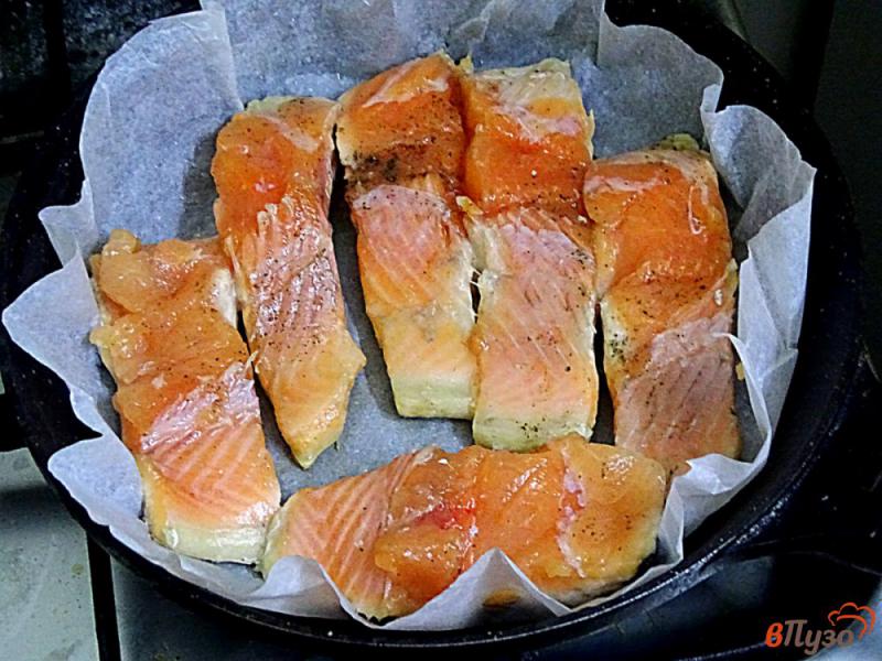 Фото приготовление рецепта: Жареный лосось на пергаменте шаг №4