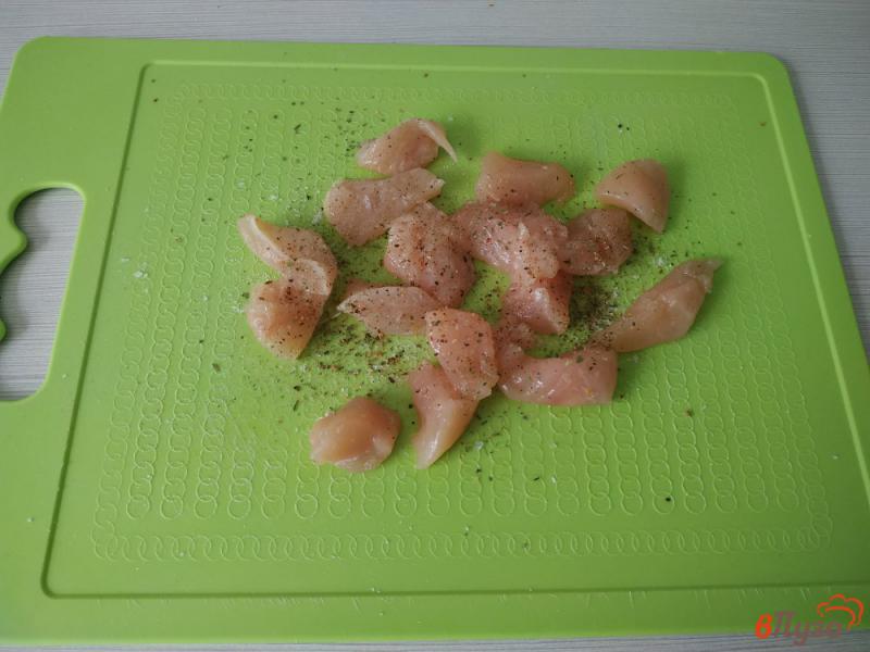 Фото приготовление рецепта: Салат с пекинской капусты и помидорами черри шаг №1