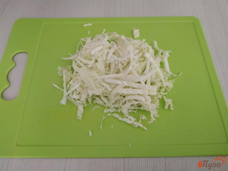 Фото приготовление рецепта: Салат с пекинской капусты и помидорами черри шаг №3